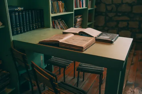 خلفية مكتبة فخمة بدقة 4K · architecture · 3840×2560
