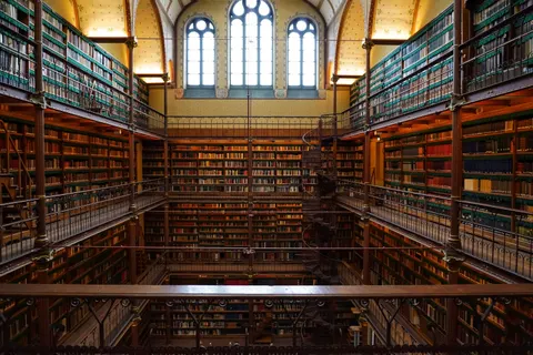 خلفية مكتبة فخمة بدقة 4K · architecture · 3840×2560