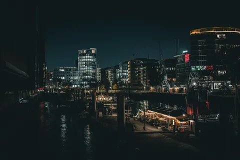 Skyline bei Nacht 4K Hintergrundbild · city · 3840×2560