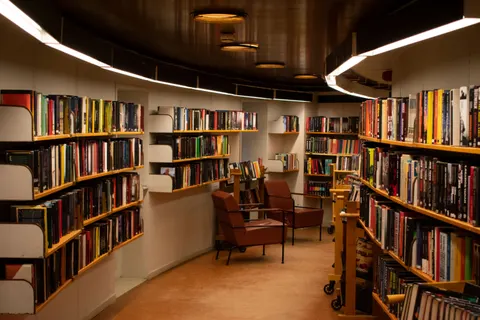 خلفية مكتبة فخمة بدقة 4K · architecture · 3840×2560