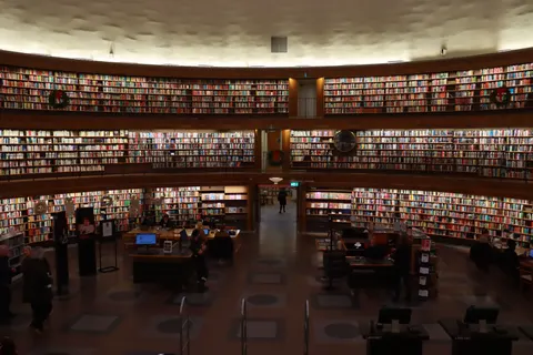 خلفية مكتبة فخمة بدقة 4K · architecture · 3840×2560