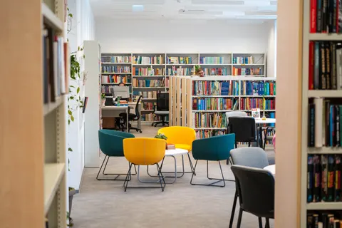 خلفية مكتبة فخمة بدقة 4K · architecture · 3840×2561