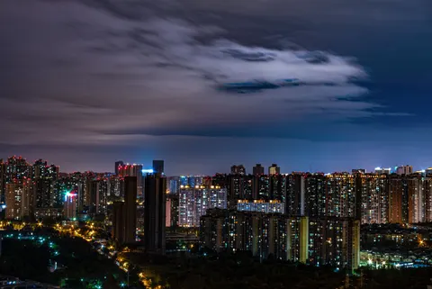 خلفية أفق المدينة ليلاً بدقة 4K · city · 3840×2566