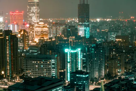 Fond d'écran Horizon urbain nocturne 4K · city · 3840×2561