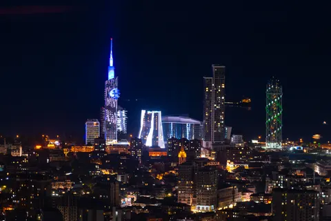 خلفية أفق المدينة ليلاً بدقة 4K · city · 3840×2563