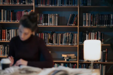 خلفية مكتبة فخمة بدقة 4K · architecture · 3840×2560