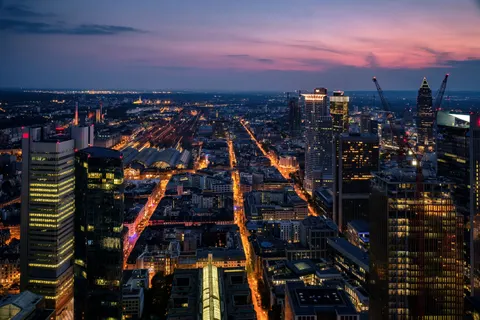 Skyline bei Nacht 4K Hintergrundbild · city · 3840×2560