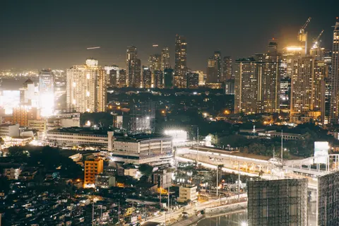خلفية أفق المدينة ليلاً بدقة 4K · city · 3840×2560