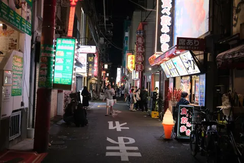 Neon City Street 4K Wallpaper · city · 3840×2560