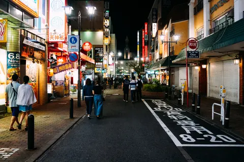 Neon-Stadtstraße 4K Hintergrundbild · city · 3840×2561