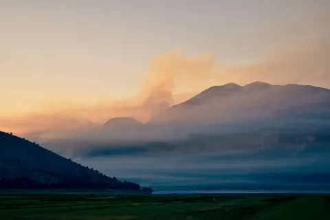 薄雾山湖 4K壁纸 · nature · 3840×2560
