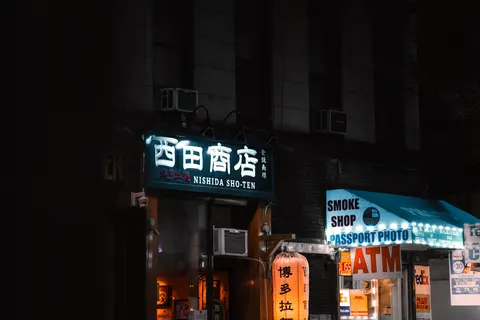 ネオンの街の通り 4K壁紙 · city · 3840×2560