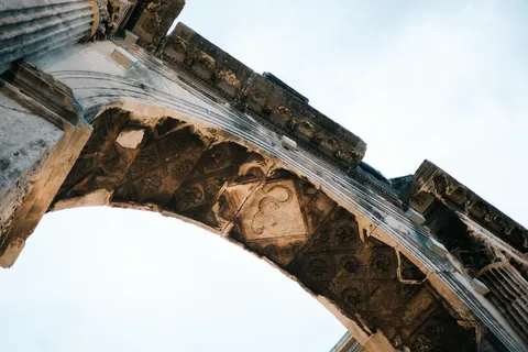 Roman Ruins 4K Wallpaper · architecture · 3840×2560