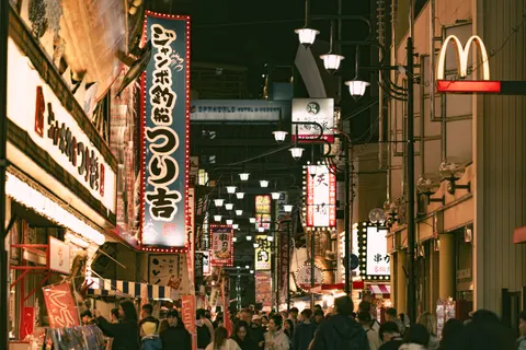 네온 도시 거리 4K 배경화면 · city · 3840×2560