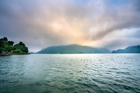 Nebliger Bergsee 4K Hintergrundbild · nature · 3840×2561