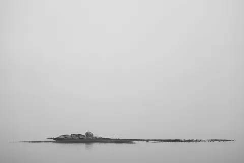والپیپر مینیمال مه‌آلود با کیفیت 4K · minimal · 3840×2561