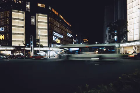 خلفية شارع المدينة النيوني بدقة 4K · city · 3840×2560