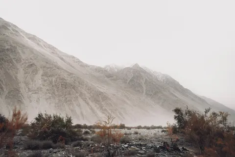 والپیپر مینیمال مه‌آلود با کیفیت 4K · minimal · 3840×2560