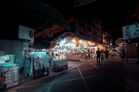Neon-Stadtstraße 4K Hintergrundbild · city · 3840×2561