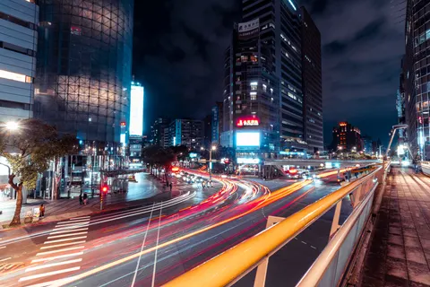 خلفية شارع المدينة النيوني بدقة 4K · city · 3840×2561