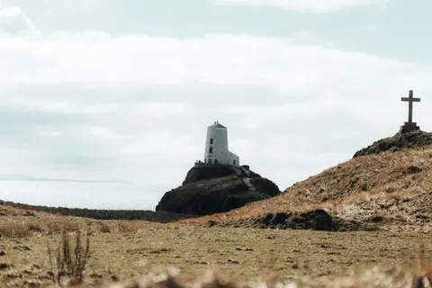 Cliff Lighthouse 4K Wallpaper · architecture · 3840×2560