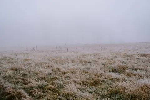 والپیپر مینیمال مه‌آلود با کیفیت 4K · minimal · 3840×2560