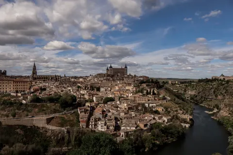 خلفية قلعة من العصور الوسطى بدقة 4K · architecture · 3840×2560
