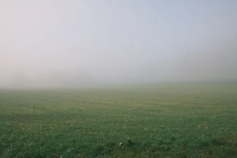 والپیپر مینیمال مه‌آلود با کیفیت 4K · minimal · 3840×2560
