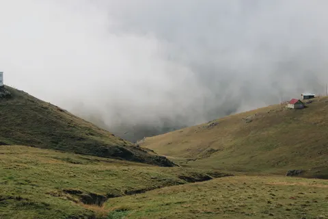 والپیپر مینیمال مه‌آلود با کیفیت 4K · minimal · 3840×2560