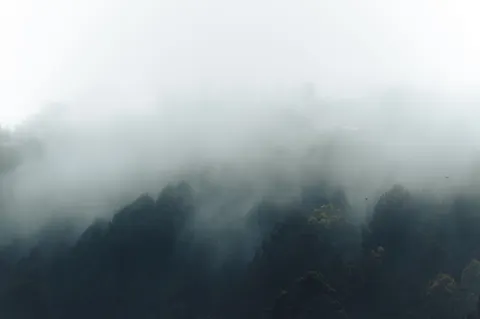 والپیپر مینیمال مه‌آلود با کیفیت 4K · minimal · 3840×2555