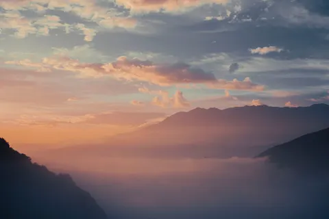خلفية بحيرة جبلية ضبابية بدقة 4K · nature · 3840×2560