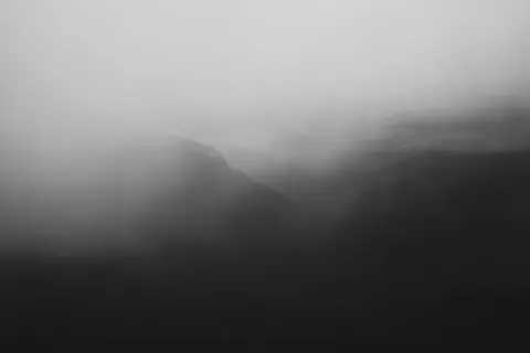 والپیپر مینیمال مه‌آلود با کیفیت 4K · minimal · 3840×2560