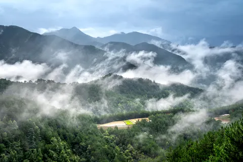 Foggy Valley 4K Wallpaper · mountains · 3840×2560