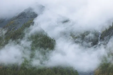 Foggy Valley 4K Wallpaper · mountains · 3840×2560
