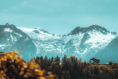 Mountain Cabin 4K Wallpaper · mountains · 3840×2560