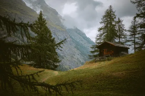Mountain Cabin 4K Wallpaper · mountains · 3840×2560