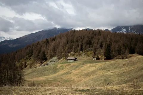 Mountain Cabin 4K Wallpaper · mountains · 3840×2560