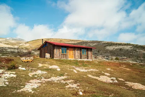 Mountain Cabin 4K Wallpaper · mountains · 3840×2560