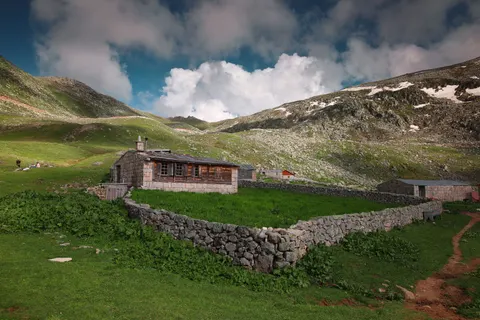 Mountain Cabin 4K Wallpaper · mountains · 3840×2560