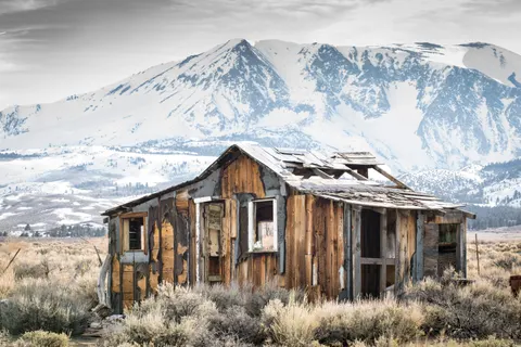 Mountain Cabin 4K Wallpaper · mountains · 3840×2560