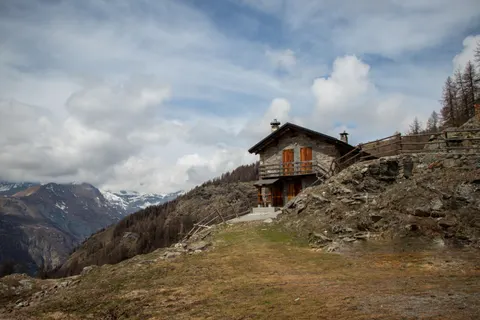 Mountain Cabin 4K Wallpaper · mountains · 3840×2560