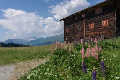 Mountain Cabin 4K Wallpaper · mountains · 3840×2561