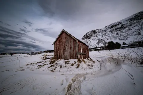 Mountain Cabin 4K Wallpaper · mountains · 3840×2560