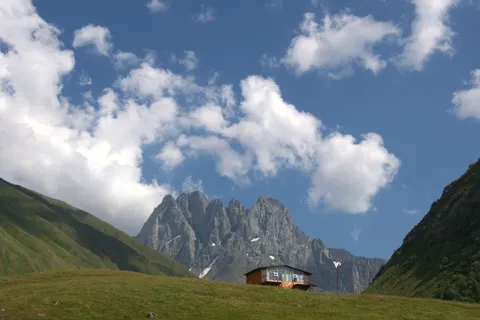 Mountain Cabin 4K Wallpaper · mountains · 3840×2563