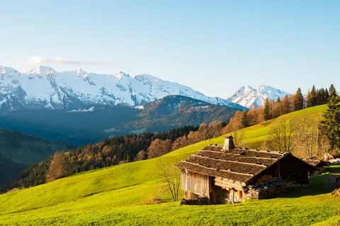 Mountain Cabin 4K Wallpaper · mountains · 3840×2555