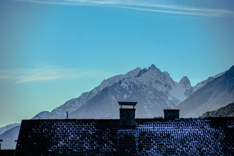 Mountain Cabin 4K Wallpaper · mountains · 3840×2560