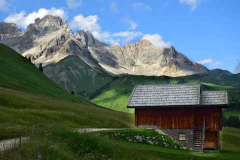 Mountain Cabin 4K Wallpaper · mountains · 3840×2560