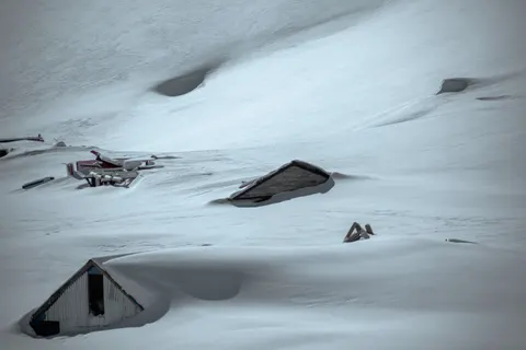 Mountain Cabin 4K Wallpaper · mountains · 3840×2560