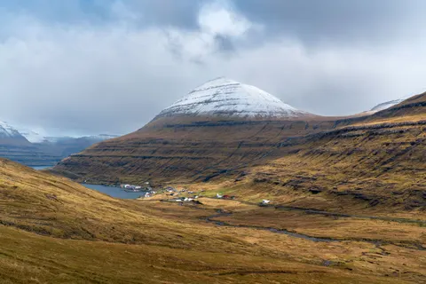 Snowy Volcano 4K Wallpaper · mountains · 3840×2560