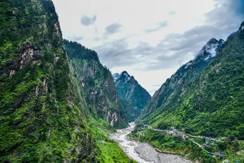 Valley Waterfall 4K Wallpaper · mountains · 3840×2563
